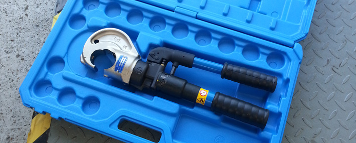Hydraulic crimping tool service and maintenance
